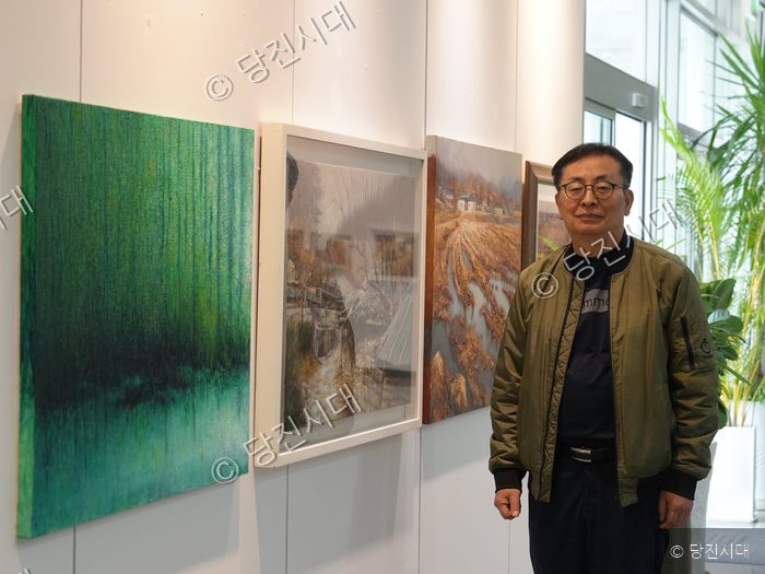 여해연 작가가 자신의 미술 작품 전시회장에서 포즈를 취하고 있다.