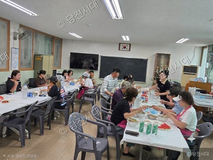 면천면 농촌돌봄서비스 활성화 사업 행사에 참여한 주민들이 식사하고 있다.
