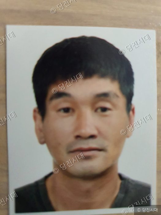 이종운 합덕읍 신임이장이 증명사진을 찍고 있다.
