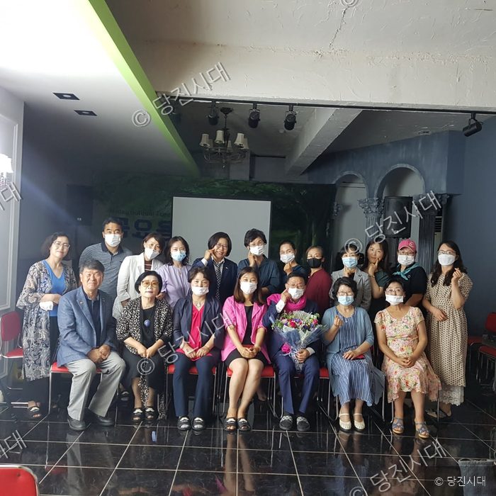 당진시시낭송가협회 회원들이 모여 기념 촬영을 하고 있다.