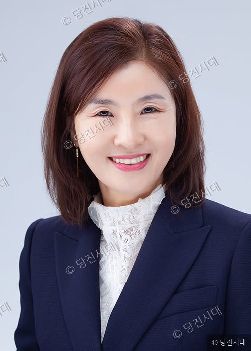 김연경 출마예정자가 정장 차림으로 미소 지으며 포즈를 취하고 있다.