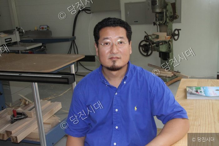 기린공방 이제빈 대표가 작업실에서 포즈를 취하고 있다.