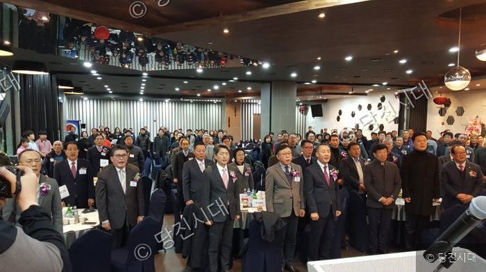 재인송악면민회 행사에 참석한 윤오석 회장 등이 국민의례를 하고 있다.
