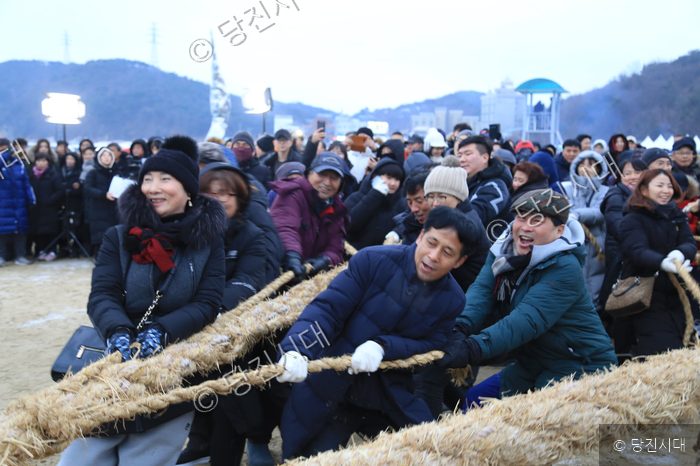 주민들이 왜목마을 해맞이 행사에서 줄다리기를 하고 있다.