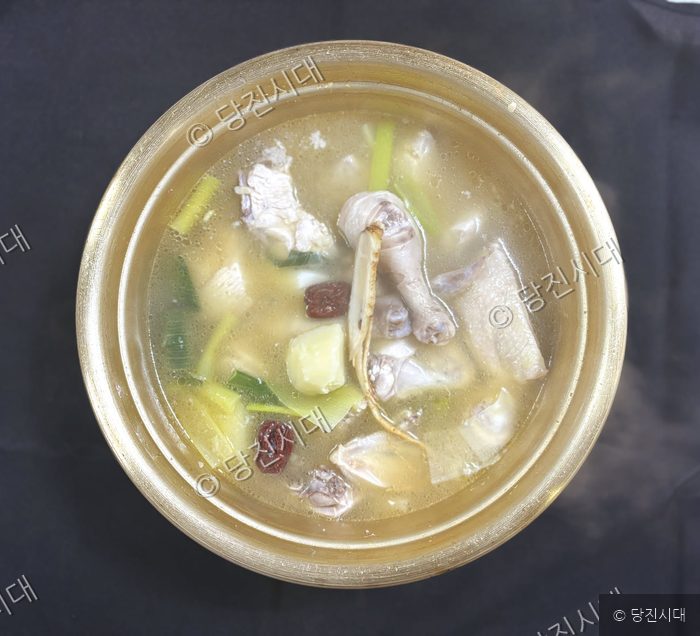 놋그릇에 담긴 닭한마리 요리의 모습이다.