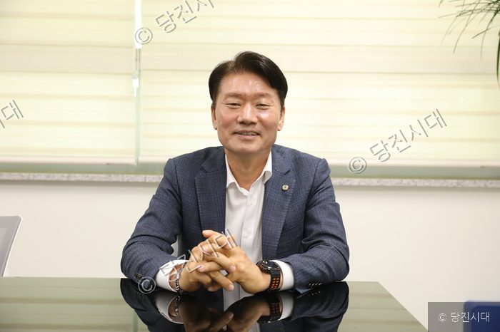 이규성 희망송산 이사장이 사무실에서 포즈를 취하고 있다.