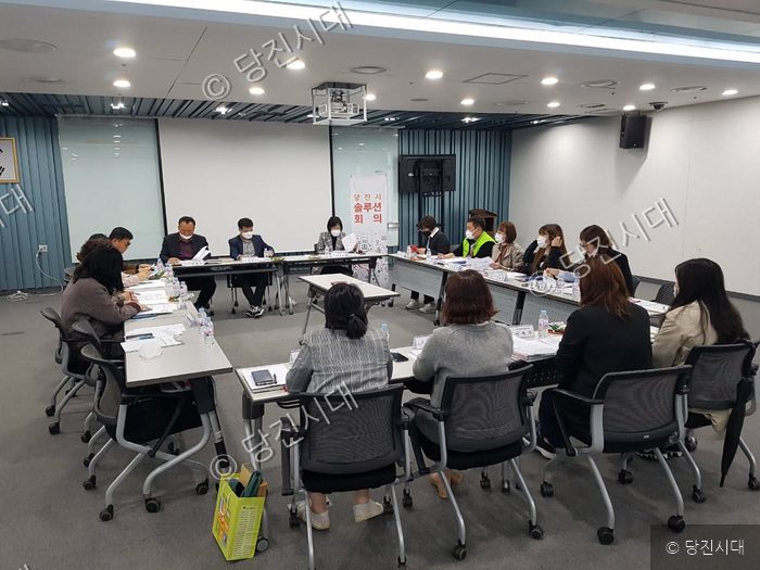 참석자들이 회의실에 모여 복지 사각지대 해소를 위한 솔루션 회의를 하고 있다.