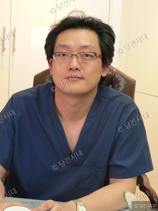 아주고운피부과 이승호 원장이 진료실 의자에 앉아 카메라를 바라보고 있다.