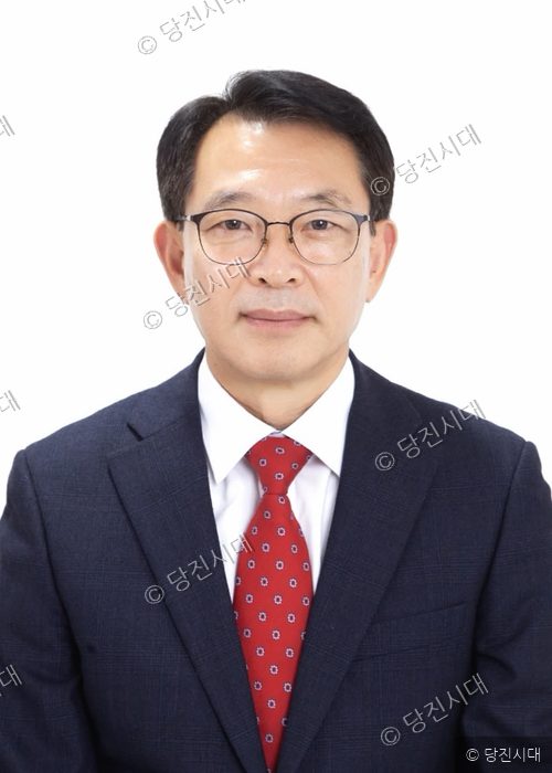 국민의힘 이해선 예비후보가 정면을 바라보며 포즈를 취하고 있다.
