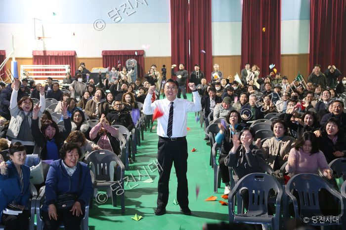 출판기념회 행사에서 김명진 시의원 등이 종이비행기를 날리며 환호하고 있다.