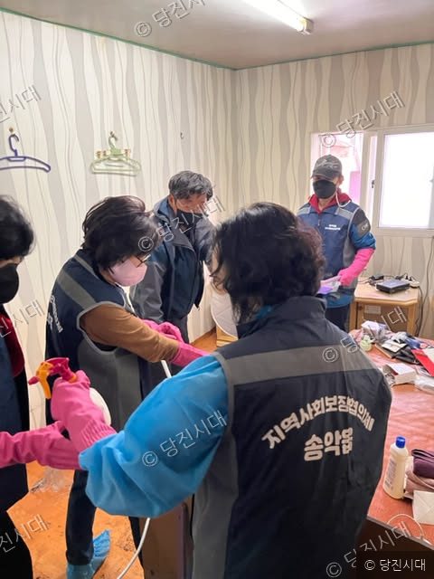 송악읍지역사회보장협의체 위원들이 주거환경 개선 봉사활동을 하고 있다.