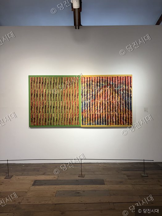 미술관 벽면에 이종호 작가의 작품이 전시되어 있다.