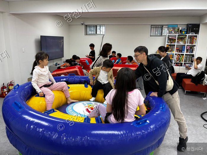 당진제일교회 어린이날 나눔행사에서 어린이들이 실내 놀이기구를 즐기고 있다.