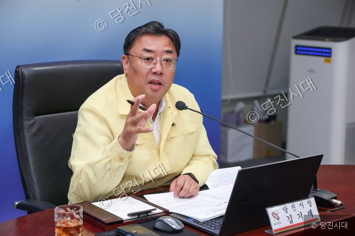 한 남성이 여름철 자연재난 종합대책회의를 주재하며 발언하고 있다.
