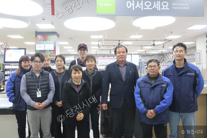 마트 직원들이 매장에서 기념촬영을 하고 있다.
