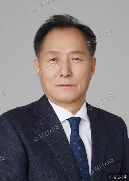 최춘식 씨가 정장 차림으로 정면을 응시하고 있다.