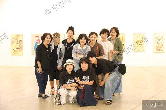 미술관에서 전통 민화 전시회를 찾은 관람객들이 기념 촬영을 하고 있다.