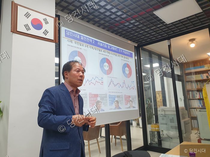 한 남성이 미디어 발전전략 관련 강의를 진행하고 있다.
