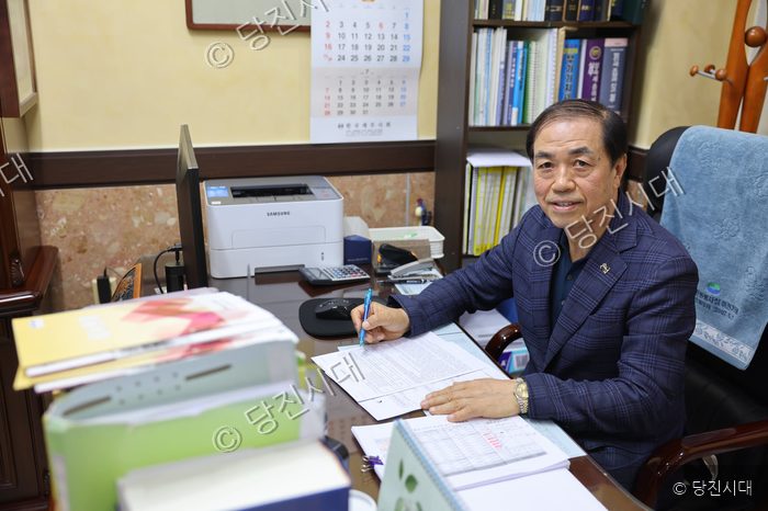 세무법인 사무실에서 정제득 대표가 서류를 검토하고 있다.