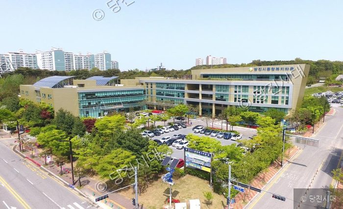 당진시복지재단 건물이 주변 풍경과 함께 촬영되어 있다.