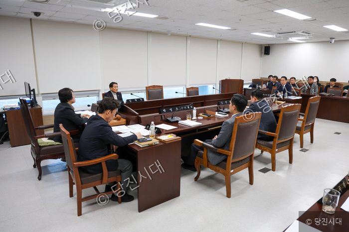 의회 회의실에서 오성환 시장 등이 회의를 진행하고 있다.