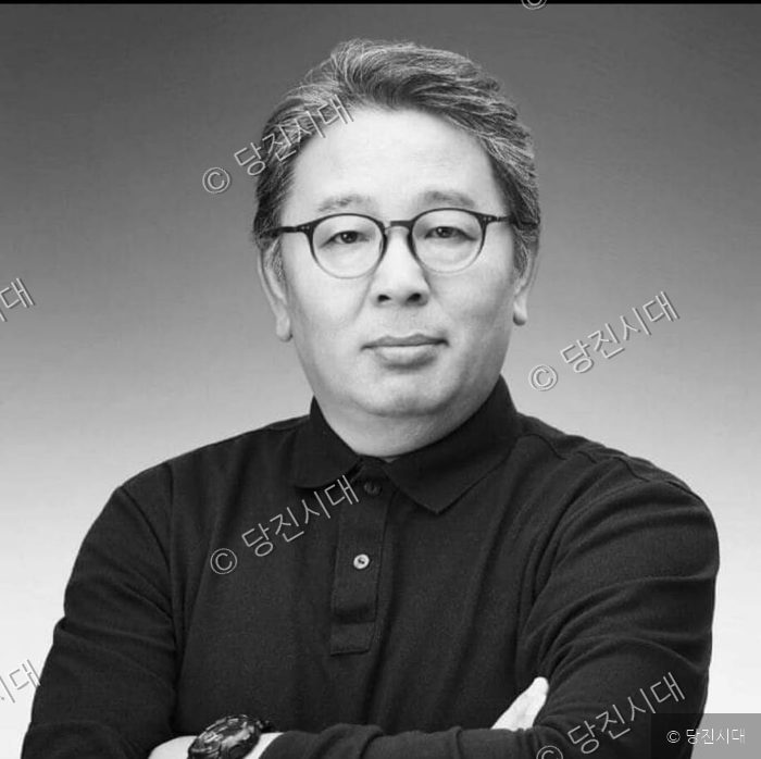 박근식 당진YMCA 이사장이 카메라를 향해 포즈를 취하고 있다.