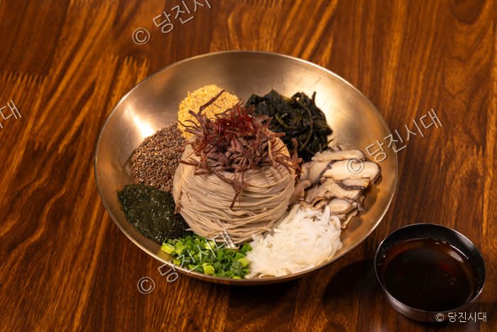 당진의 한 식당에서 메밀국수 한 그릇이 정갈하게 차려져 있다.
