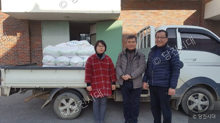 주민들이 합덕읍에서 이웃돕기 물품을 전달하고 있다.