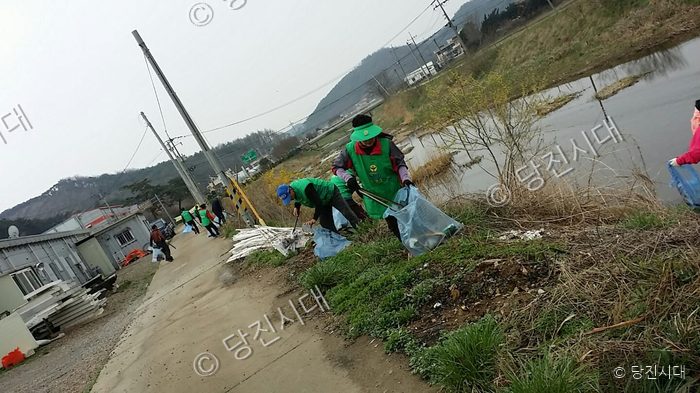 정미면 주민들이 하천 변에서 쓰레기를 수거하는 환경정화 활동을 펼치고 있다.