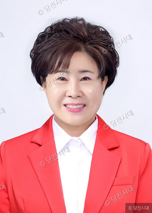 국민의힘 문선이 예비후보가 밝은 표정으로 정면을 응시하고 있다.