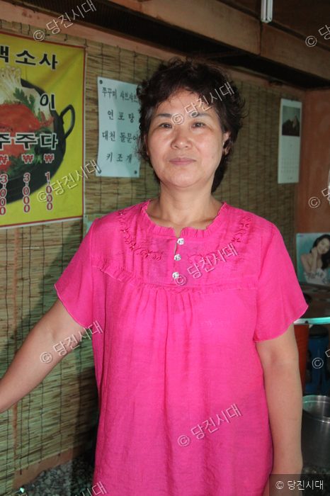 당진의 한 식당 안에서 대표가 환하게 미소를 짓고 있다.