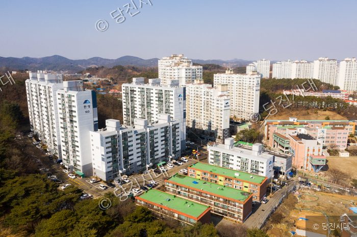 당진시의 아파트 단지와 주변 주거 지역의 모습이 보인다.