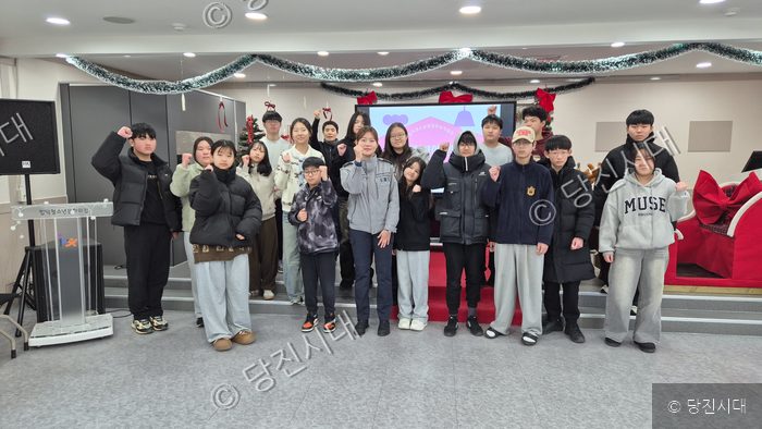 합덕방과후아카데미 이현정 관장 등이 학교폭력 예방교육 후 파이팅을 외치고 있다.