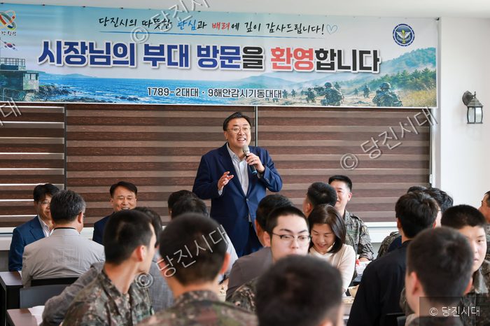 김기재 당진시장이 군부대를 방문하여 장병들과 함께 대화를 나누고 있다.