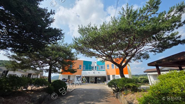 정미면 수당리 마을회관 건물의 전경이 보인다.