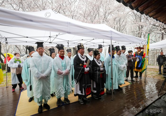 전통 복장을 갖춘 참가자들이 야외 행사에 참석해 있다.
