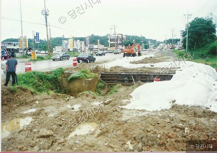 국도 32호선 확포장 구간 관로공사 현장에서 공사가 진행되고 있다.