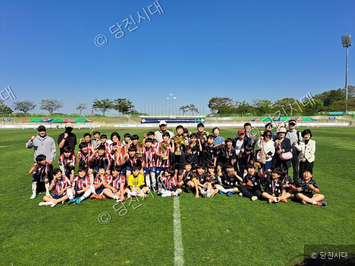유소년 축구대회에서 입상한 선수들과 관계자들이 기념촬영을 하고 있다.