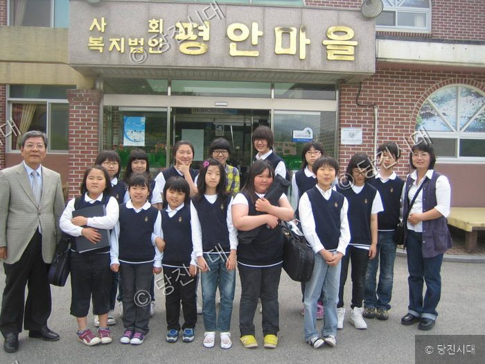 당진청소년교향악단 단원들과 관계자들이 시설 앞에서 기념 촬영을 하고 있다.