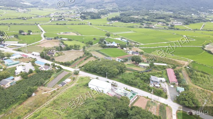 충남 당진시 정미면 우산리의 마을 풍경이 펼쳐져 있다.