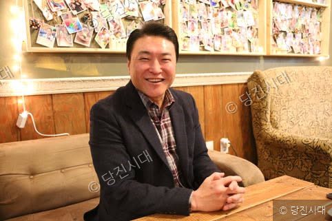 손종 전 송악읍청년연합회장이 카페에서 미소 지으며 인터뷰하고 있다.