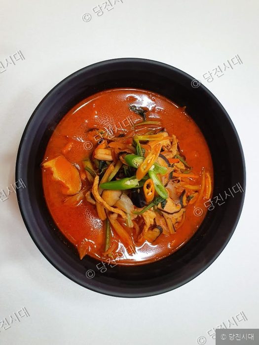 진관삼거리식당의 얼큰한 짬뽕이 그릇에 담겨 있다.