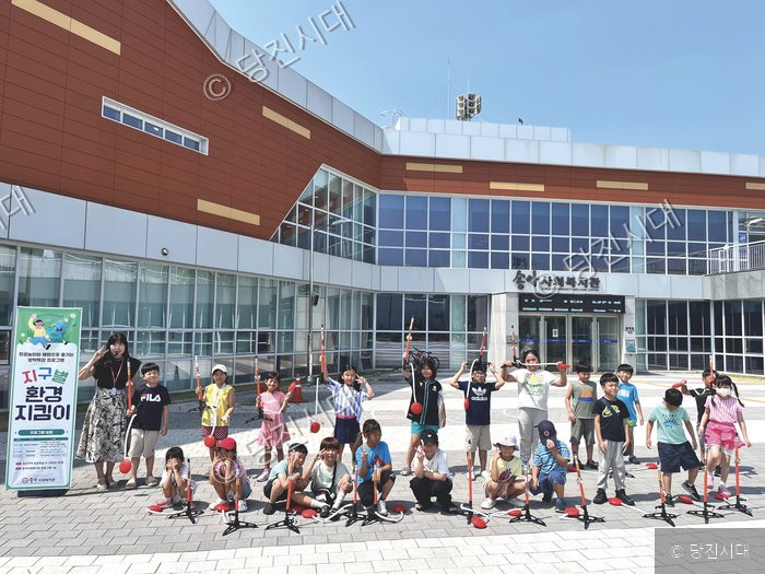 어린이들이 송악사회복지관 앞에서 환경 방학특강 프로그램을 체험하고 있다.