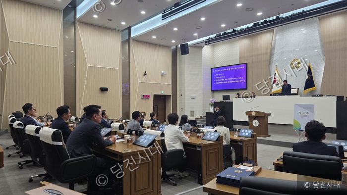 당진시의회 본회의장에서 의원들이 회의를 진행하고 있다.