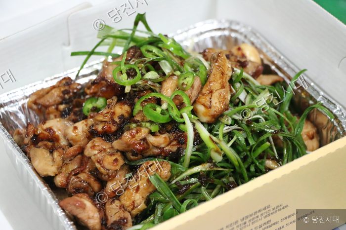 읍내동 홈치킨 당진점 이윤호·김선희 부부집 앞에서 즐기는 맥주 한 잔의 여유