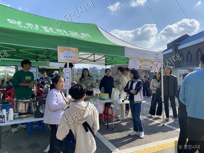 당진감리교회 성도들이 선교기금 마련 바자회에서 어묵을 판매하고 있다.