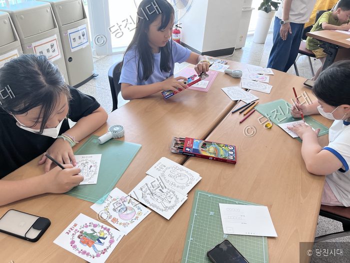 어린이들이 송악사회복지관에서 그림 그리기를 하고 있다.