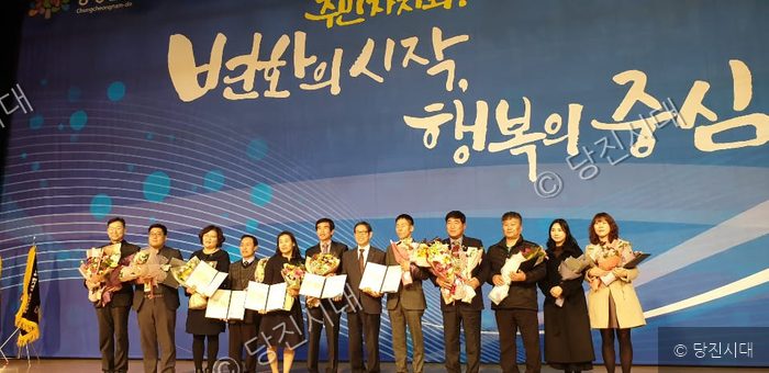 김기태 당진3동주민자치위원장이 도지사 표창을 수상하고 기념 촬영을 하고 있다.
