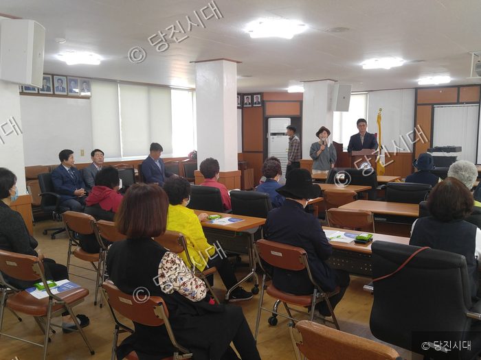 정미면생활개선회 회원들이 회의실에 모여 설명회를 듣고 있다.