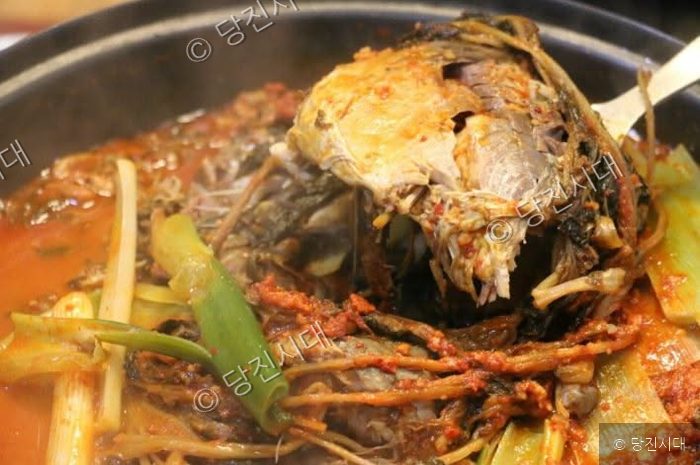 냄비에 담긴 얼큰한 어죽 요리가 보이고 있다.